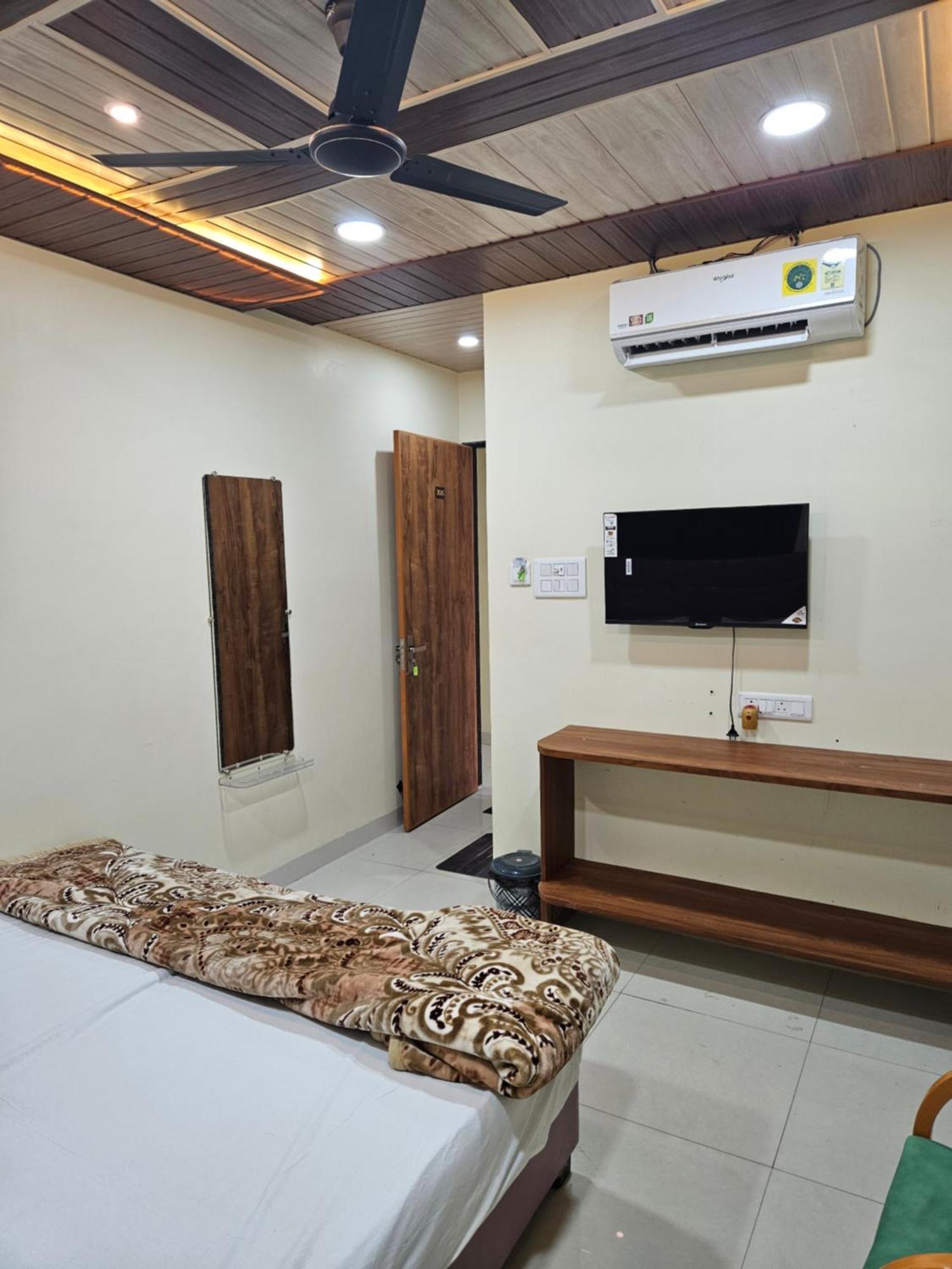 Shri Shiv Ganga Bhakt Niwas Hotel Ujjain Exterior photo