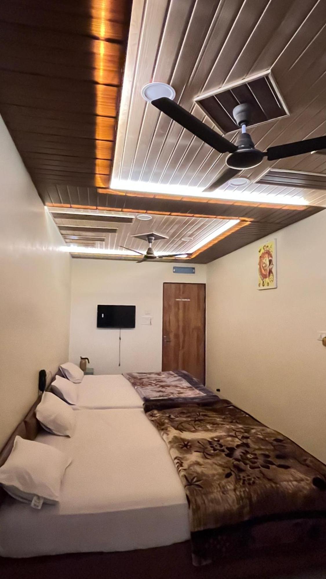 Shri Shiv Ganga Bhakt Niwas Hotel Ujjain Exterior photo